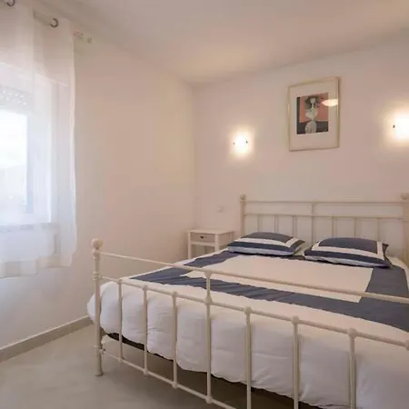 Villa Sleeps 6 Air Con Wifi T635823